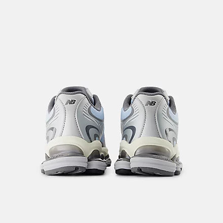 NEW BALANCE 2000 - LIGHT CHROME BLUE WITH SILVER METALIC AND CASTLEROCK
