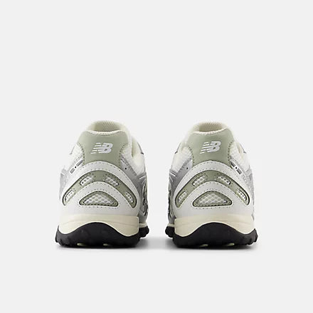 NEW BALANCE 204L - SILVER METALLIC WITH GARTER SNAKE