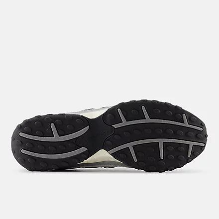 NEW BALANCE 204L - SILVER METALLIC WITH BLACK